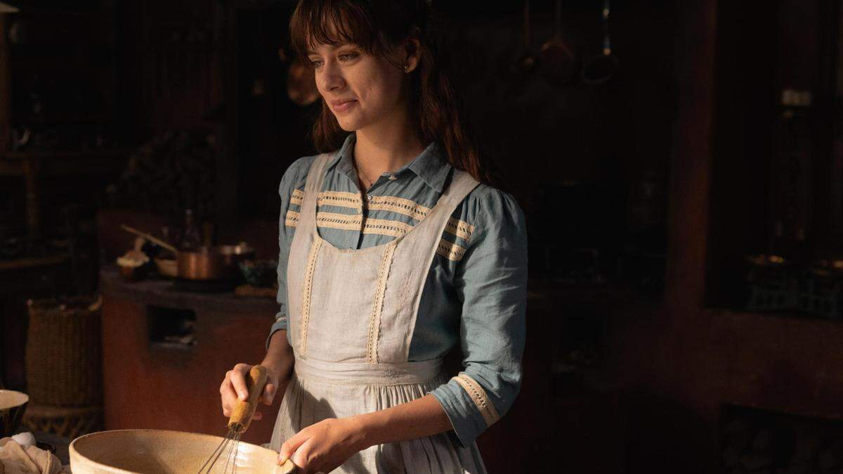 El libro de Laura Esquivel se estructura a través de recetas que, en cada uno de sus doce capítulos, tendrá como protagonista un suculento platillo –o algún remedio casero como excepción- como excusa para contar la historia de Tita de la Garza.
