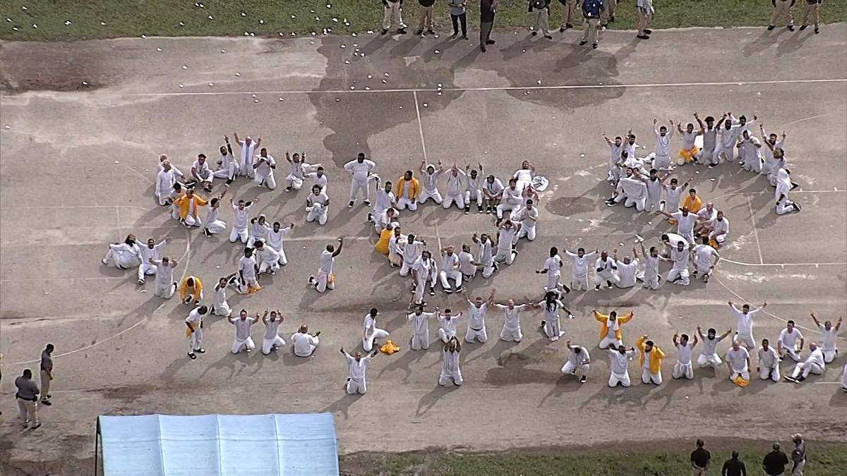El jueves un grupo de detenidos cubanos se reunió en el patio de recreación de la instalación y formaron un “SOS” con sus cuerpos.