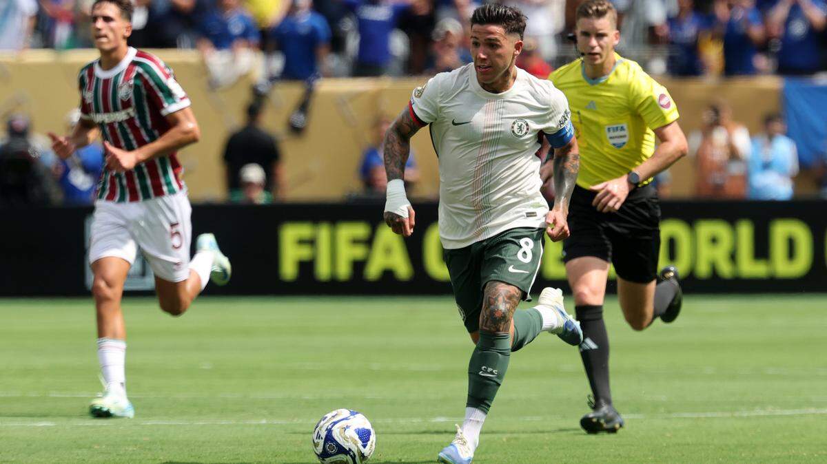El centrocampista del Chelsea FC, Enzo Fernández (8), conduce el balón contra el Fluminense FC durante la semifinal de la Copa Mundial de Clubes de la FIFA 2025 en el Estadio MetLife, el 8 de julio de 2025, en East Rutherford, Nueva Jersey.