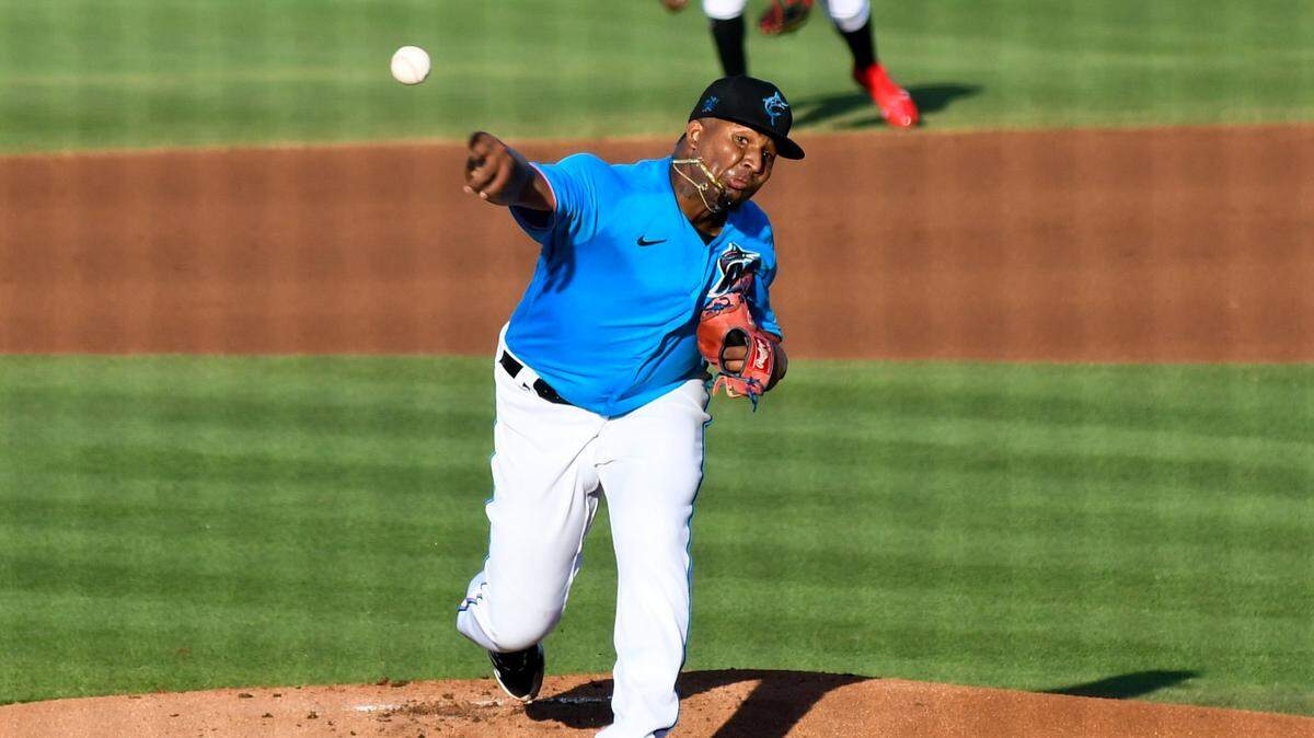 Sixto Sánchez lanza por los Marlins en un partido contra los Nacionales de Wahington en el entrenamiento de primavera, el 25 de marzo de 2021 en el Roger Dean Chevrolet Stadium en Jupiter, Florida.