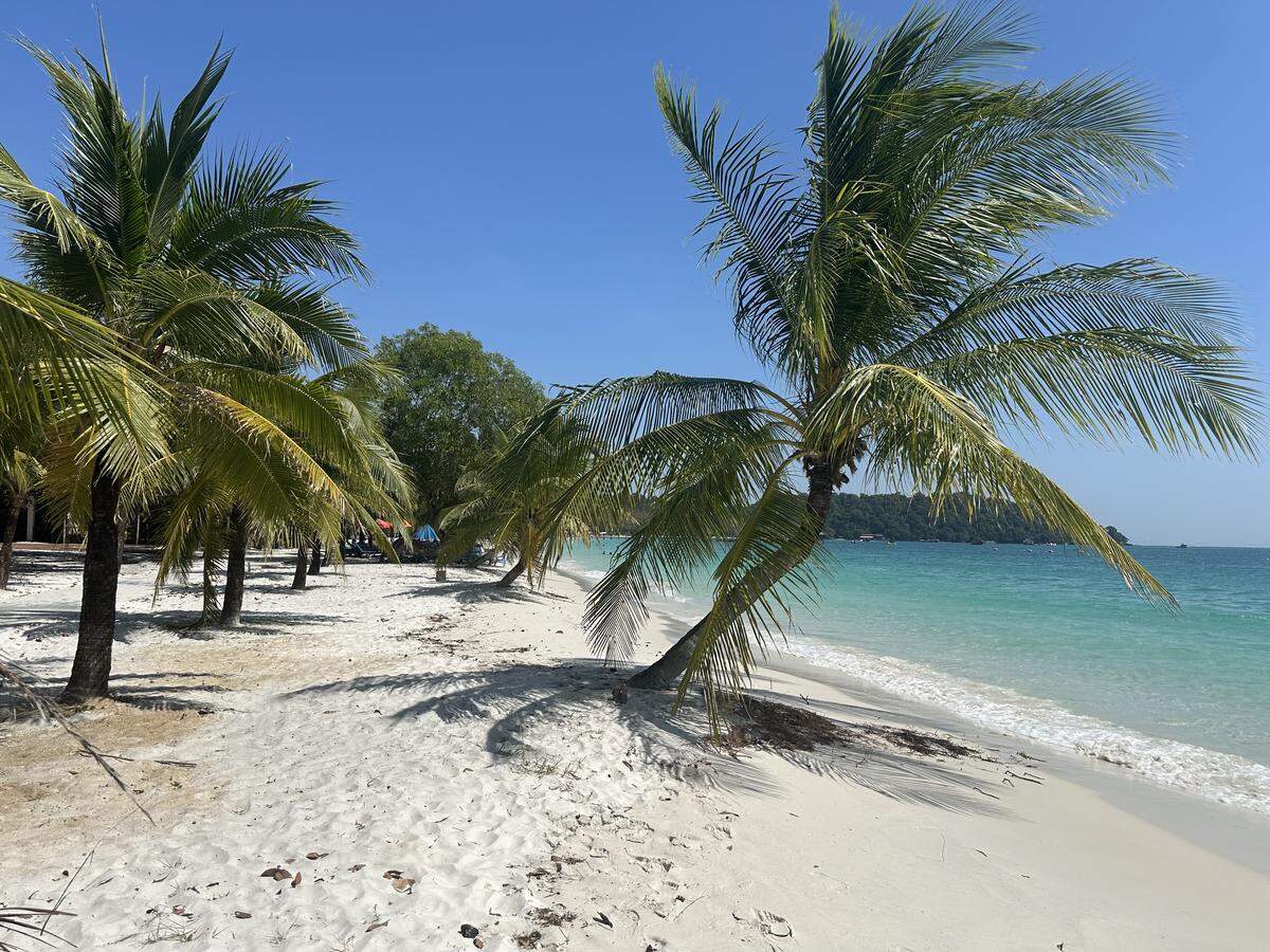La playa de Long Set es un buen lugar para quedarse. Allí llegan los ferry desde el continente y posee la mayor oferta de hoteles y restauración.