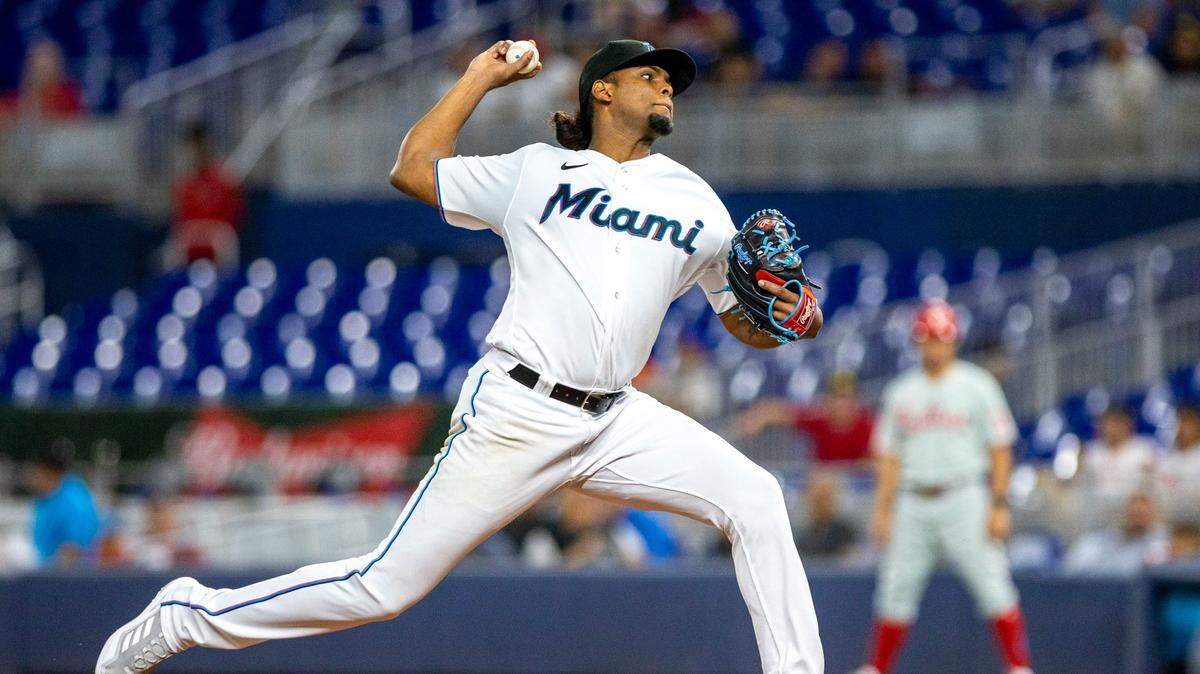 El abridor de los Marlins Edward Cabrera lanza en el segundo inning del partido ante los Filis de Filadelfia, celebrado el 14 de septiembre de 2022 en Miami.