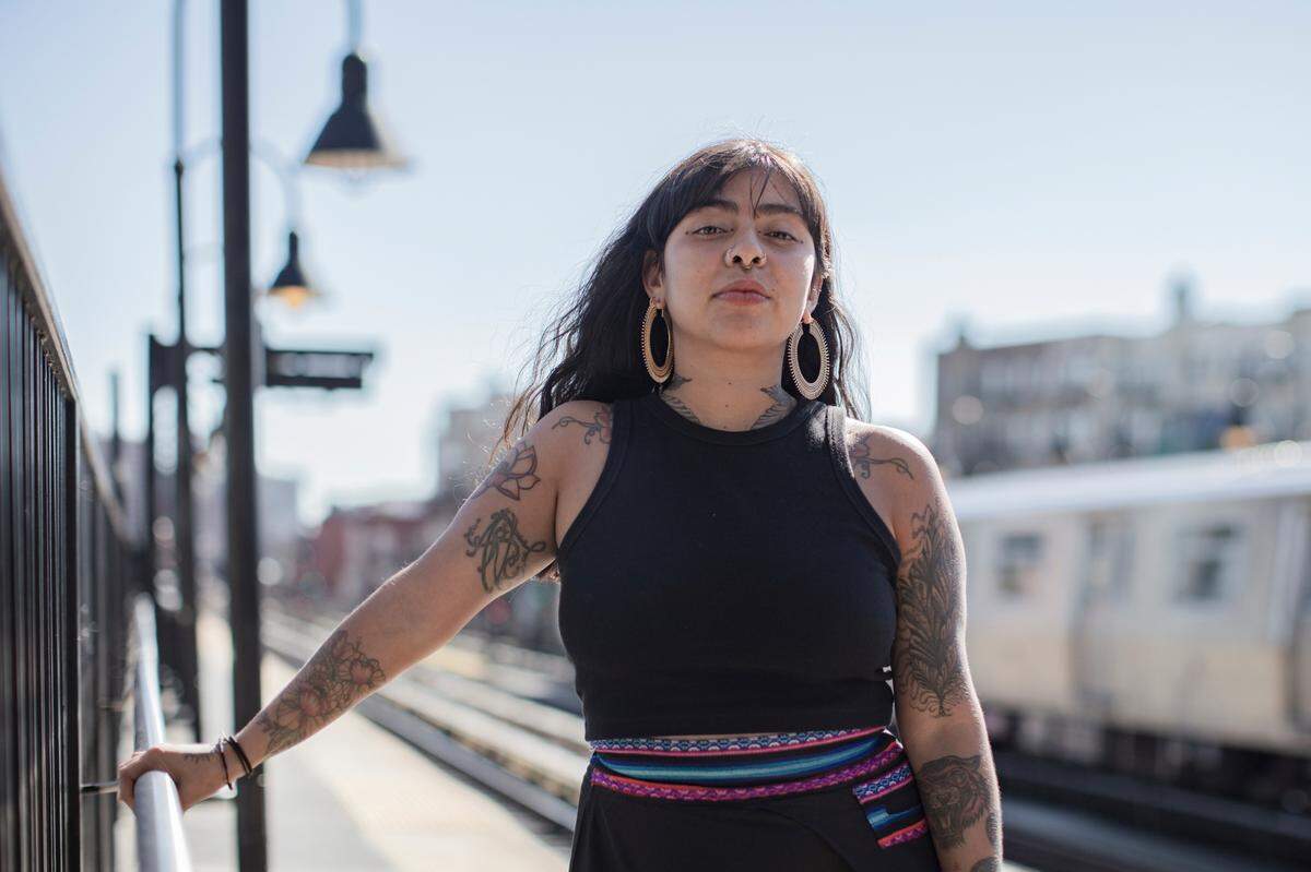 La cantautora colombiana Isabel Ramírez Ocampo (La Muchacha), ha visto varias de sus canciones convertirse en himnos en Colombia. “Ha sido una locura ver cómo estas canciones acompañan a la gente, visibilizan y amplifican las cosas. Pero es doloroso, la verdad”, comenta.