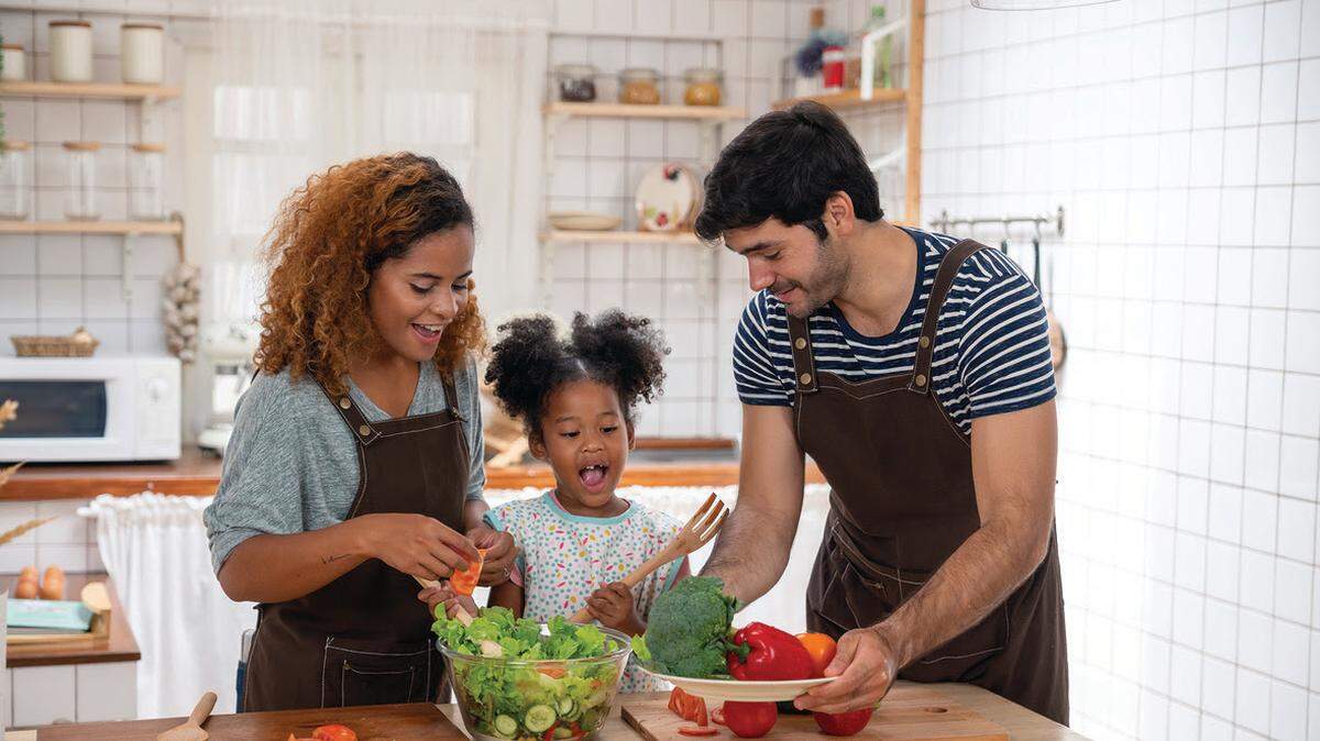 Lo que usted come y bebe, así como su nivel de actividad y sus hábitos, afectan la salud de su corazón y cerebro y son esenciales para controlar la presión arterial, el colesterol y más