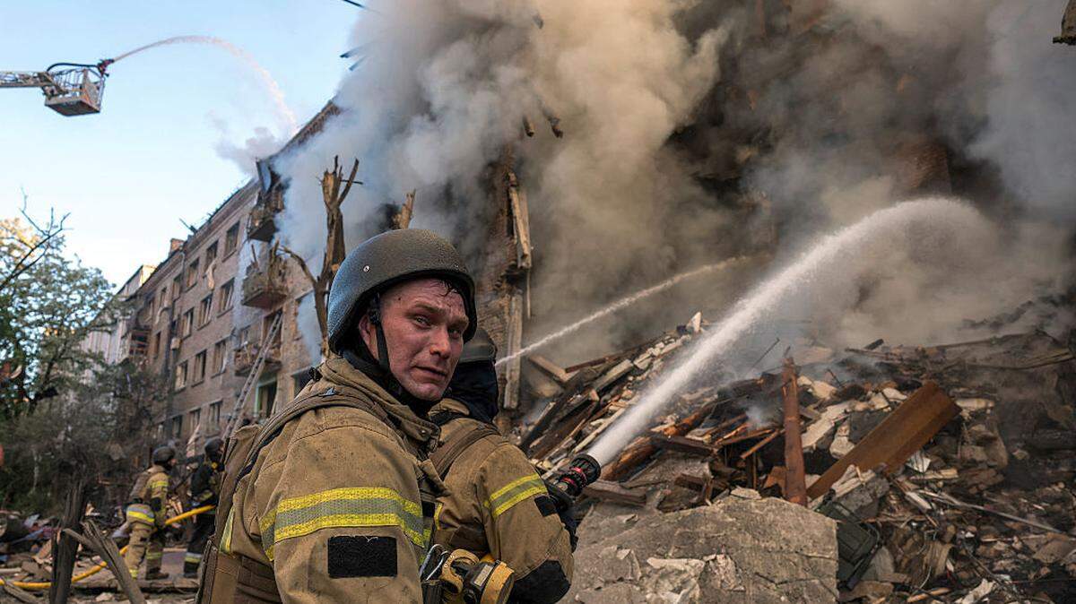 Bomberos trabajan para extinguir un incendio en un edificio gravemente dañado tras los ataques rusos contra la capital ucraniana, Kiev, el domingo 24 de mayo de 2026, en medio de la invasión rusa de Ucrania.