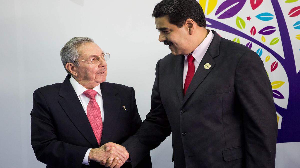 El presidente de Venezuela, Nicolás Maduro (d) recibe al gobernante de Cuba, Raúl Castro, a su llegada el sábado 17 de septiembre de 2016, a la cumbre del Movimiento de Países No Alineados (MNOAL) en Margarita (Venezuela).