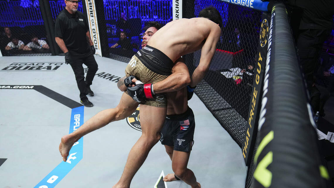 Triunfo al borde del abismo: peleador cubano impone su lucha y debuta con victoria en la PFL