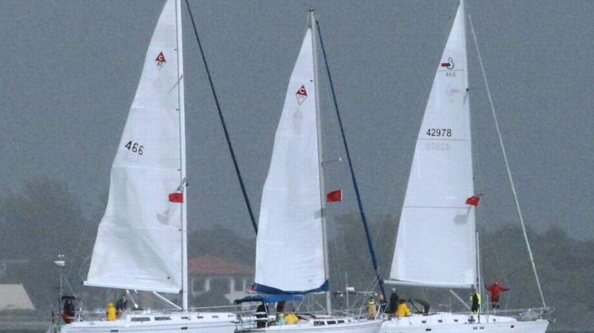 Tres veleros se observan en el inicio de la Regatta Bacardi Columbus Day LVII, el sábado  8 de octubre de 2011 en Coconut Grove. MARSHA HALPER MIami Herald Archivo