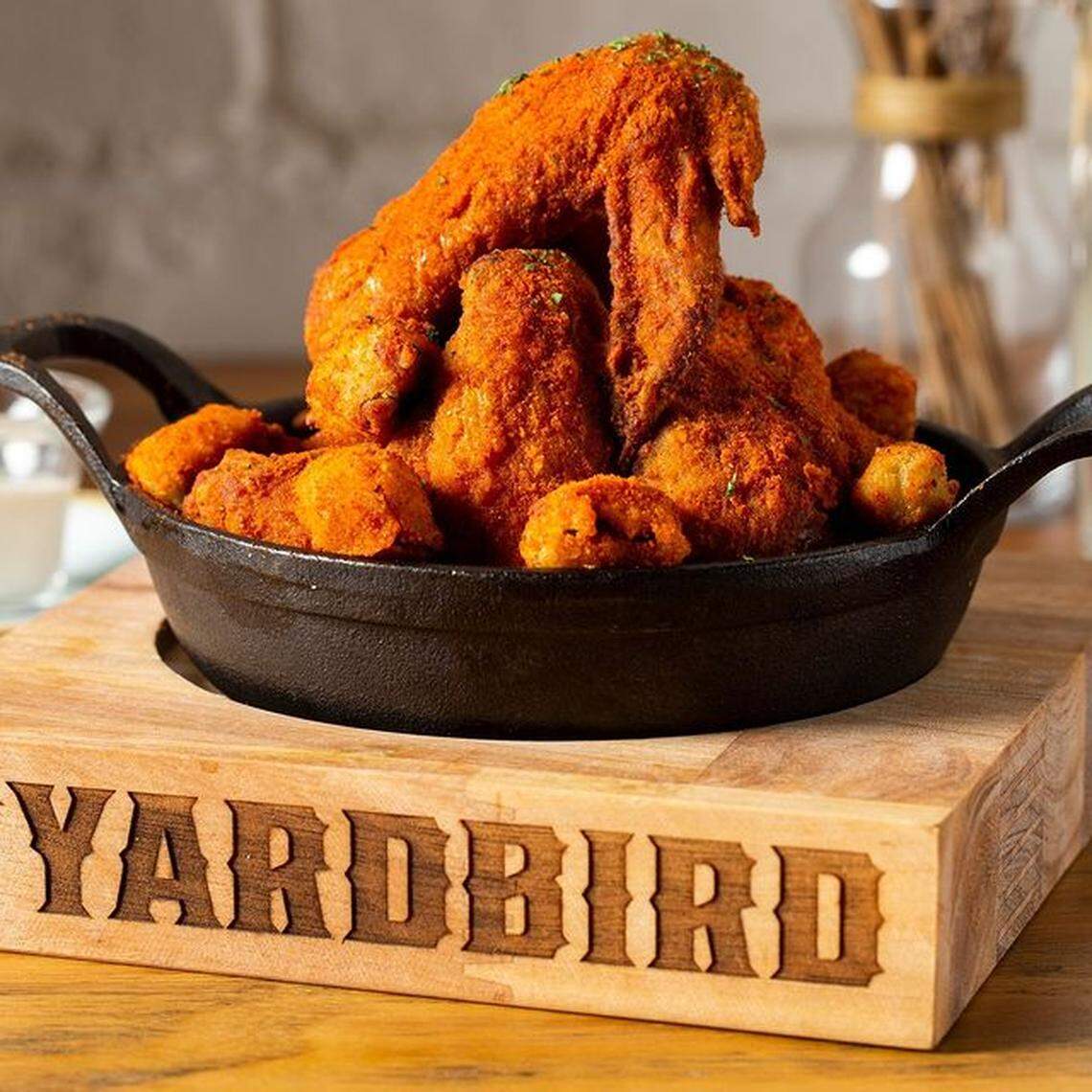 El famoso pollo frito de Yardbird es una receta que toma 27 horas para preparar y se puede ordenar en diferentes variantes.