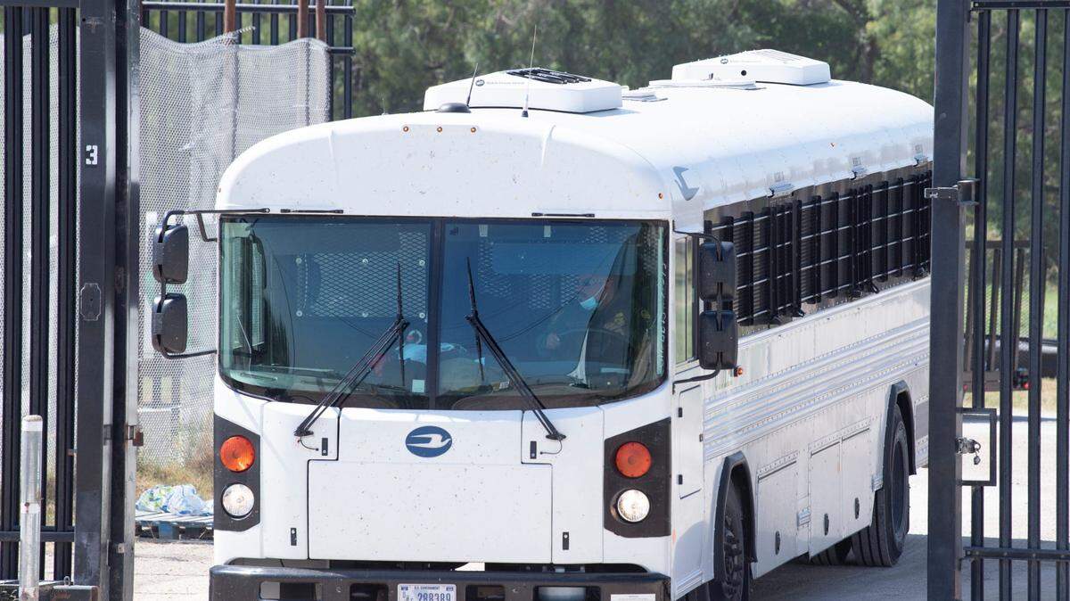 Foto de archivo.  Un niño de 3 años que viajaba en uno de los autobuses en los que Texas envía a migrantes a otros estados murió en el camino a Chicago, dijeron las autoridades el viernes. 