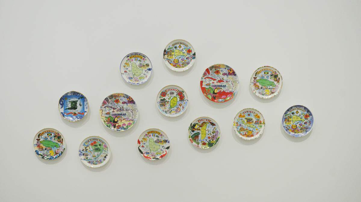 Sino Caribbean Plates, 2019, de Alicia Milne. Trece platos de cerámica. Dimensiones variadas. 