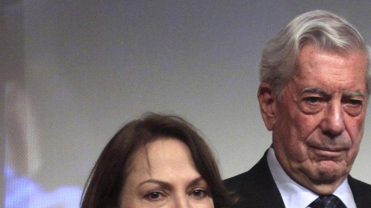 El premio Nobel de literatura Mario Vargas Llosa con Mitzy Capriles (izq.) y Lilian Tintori, esposas de los opositores venezolanos encarcelados Antonio Ledezma y Leopoldo López, el jueves en Lima, Perú.
