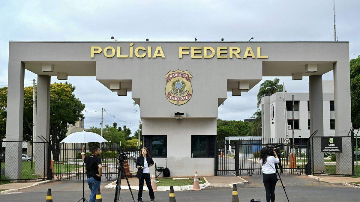 Journalists stand outside the Brazilian Federal Police Headquarters in Brasilia on November 22, 2025, where former President Jair Bolsonaro was transferred earlier. Ex-President Bolsonaro was taken from house arrest into police custody early November 22, as he is considered a flight risk, according to a Supreme Court ruling. Judge Alexandre de Moraes said Bolsonaro, who in September had been sentenced to 27 years in prison over a botched coup bid but has yet to begin serving his term, was a "high flight risk". (Photo by Evaristo SA / AFP via Getty Images)