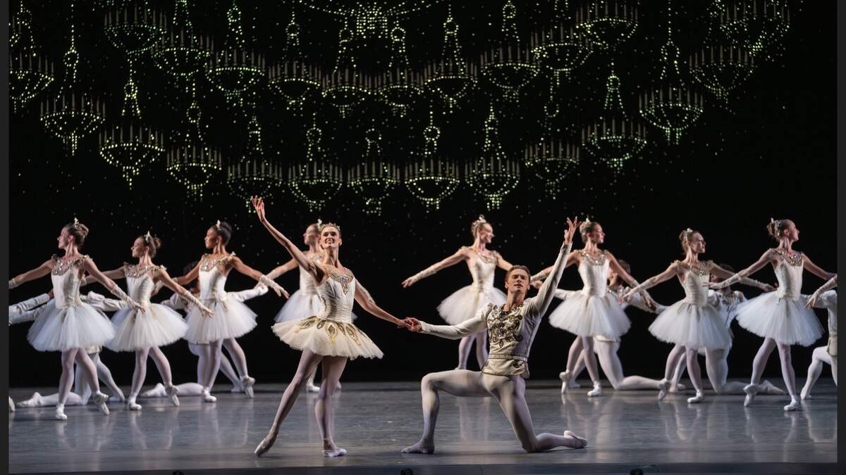  Los bailarines de Miami City Ballet, con Hannah Fisher y Cameron Catazaro al frente, en “Diamantes” de “Joyas”, coreografía de George Balanchine.