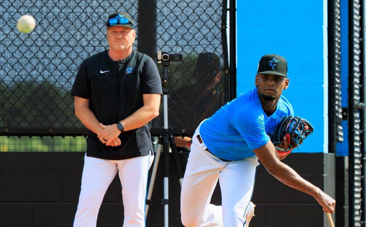 El derecho dominicano de los Marlins Edward Cabrera Jr. lanza en la pretemporada, el 16 de marzo de 2022 en el Roger Dean Stadium en Jupiter, Florida.