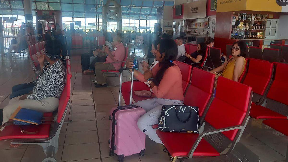 Foto de archivo de viajeros esperando para abordar su vuelo en la Terminal 3 del Aeropuerto Internacional de La Habana, Cuba.