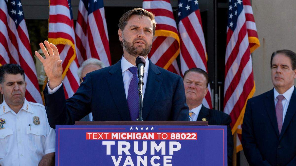 El candidato republicano a la vicepresidencia JD Vance ofrece una conferencia de prensa el miércoles 7 de agosto de 2024, en Detroit, Michigan.