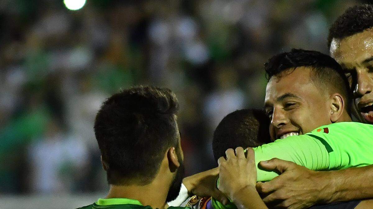 Miembros del club de fútbol Chapecoense, incluyendo al portero Danilo, celebran su victoria sobre el equipo argentino San Lorenzo durante la semifinal de la Copa Sudamericana, el 23 de noviembre de 2016, en el estadio Arena Conda en Chapecó, Brasil. 