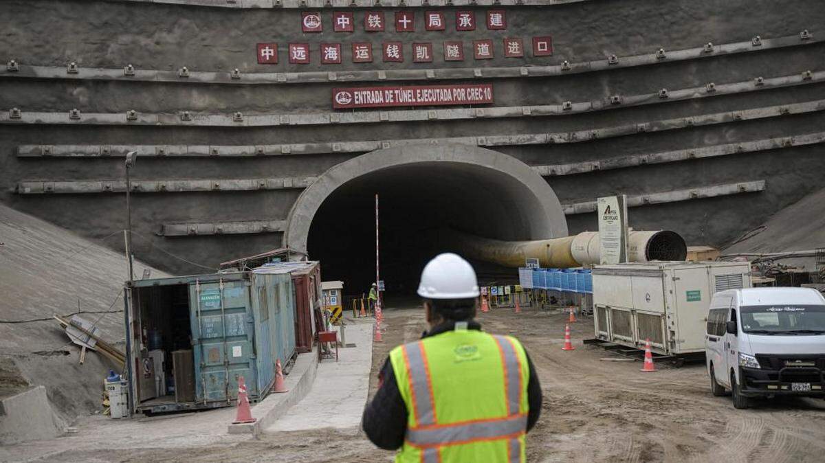 Un trabajador supervisa las obras cerca de la entrada de un túnel en el lugar donde la empresa china Cosco Shipping construye un puerto en Chancay, Perú, el 22 de agosto de 2023. 