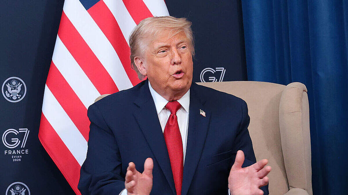 El presidente de Estados Unidos, Donald Trump, aseguró este miércoles que firmó el acuerdo con Irán durante una cena con su homólogo francés Emmanuel Macron en el Palacio de Versalles.