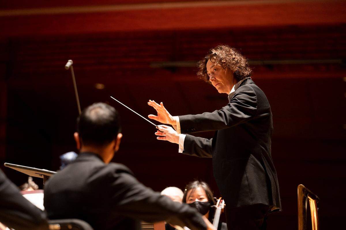 Nathalie Stutzmann dirigiendo la Orquesta de Filadelfia.