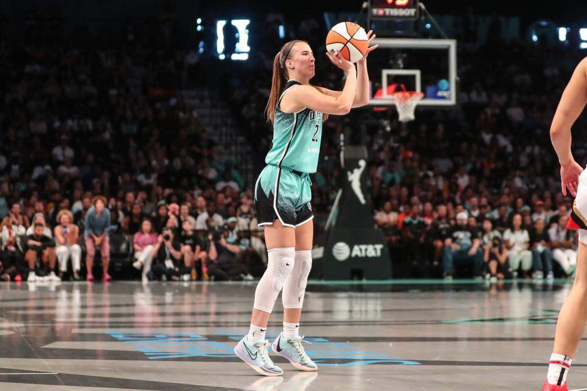Sabrina Ionescu tiene el récod de triples en una sola campaña en la WNBA.