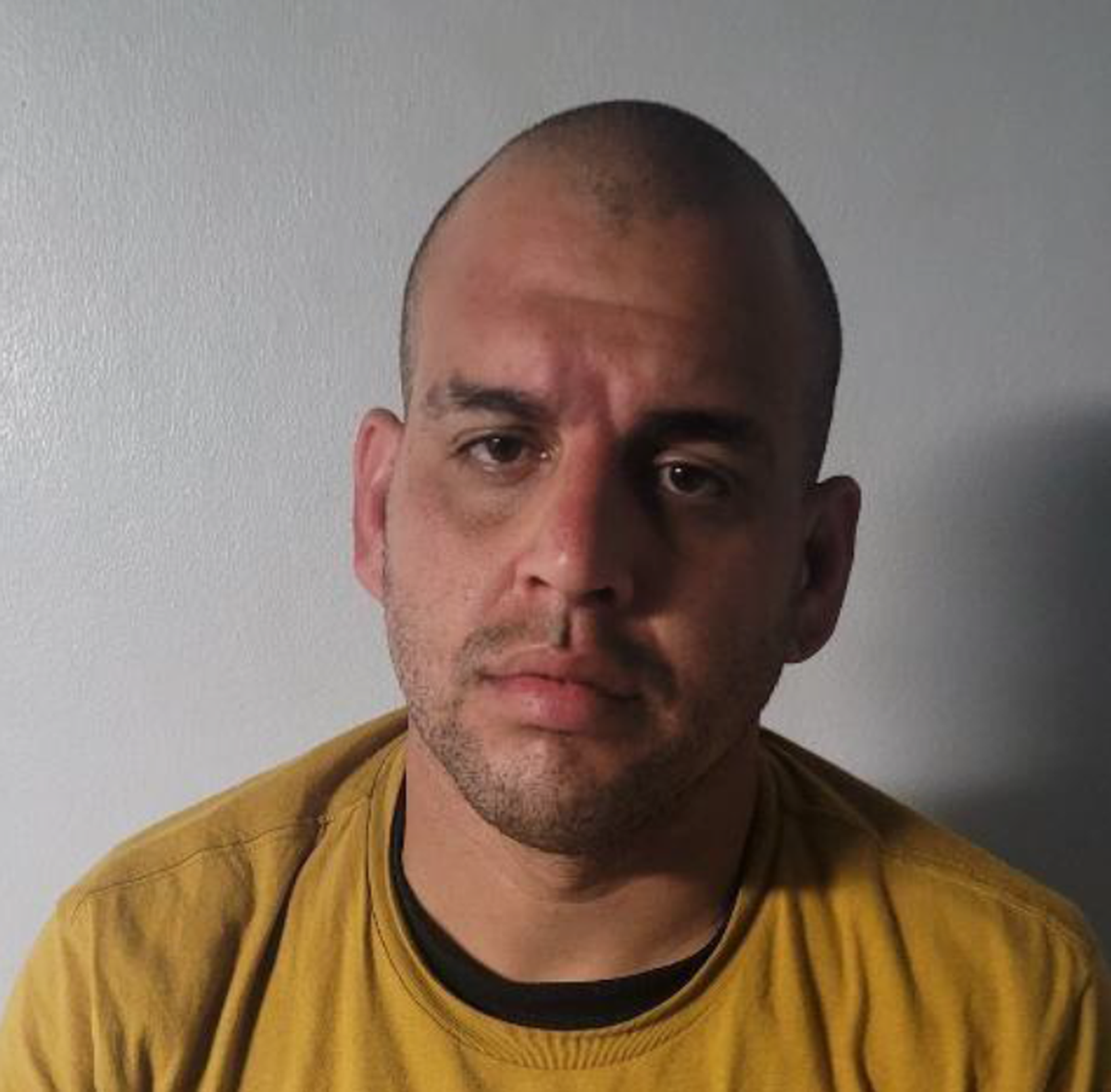 Alberto Daniel Cruz Hernández enfrenta cargos por hurto mayor, al haber sido captado en video sustrayendo mercancía de Burlington en Hialeah valorada en $5,000