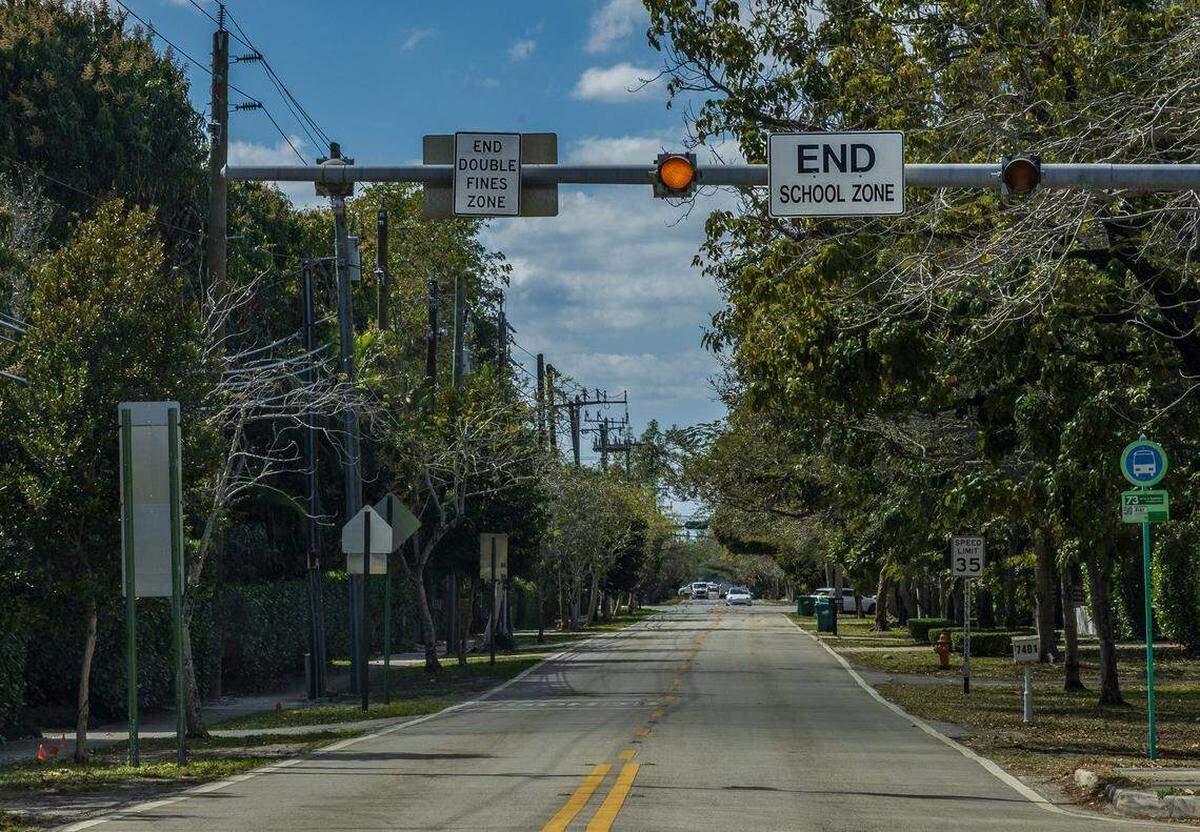 Vista de las señales de límite de velocidad en zona escolar instaladas alrededor de la Escuela Primaria Palmetto el miércoles 25 de febrero de 2026.