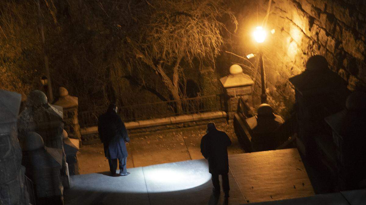 La Policía de Nueva York busca evidencias en Morningside Park, en Manhattan, sobre el asesinato de Tessa Majors, de 18 años, mientras caminaba por el parque.