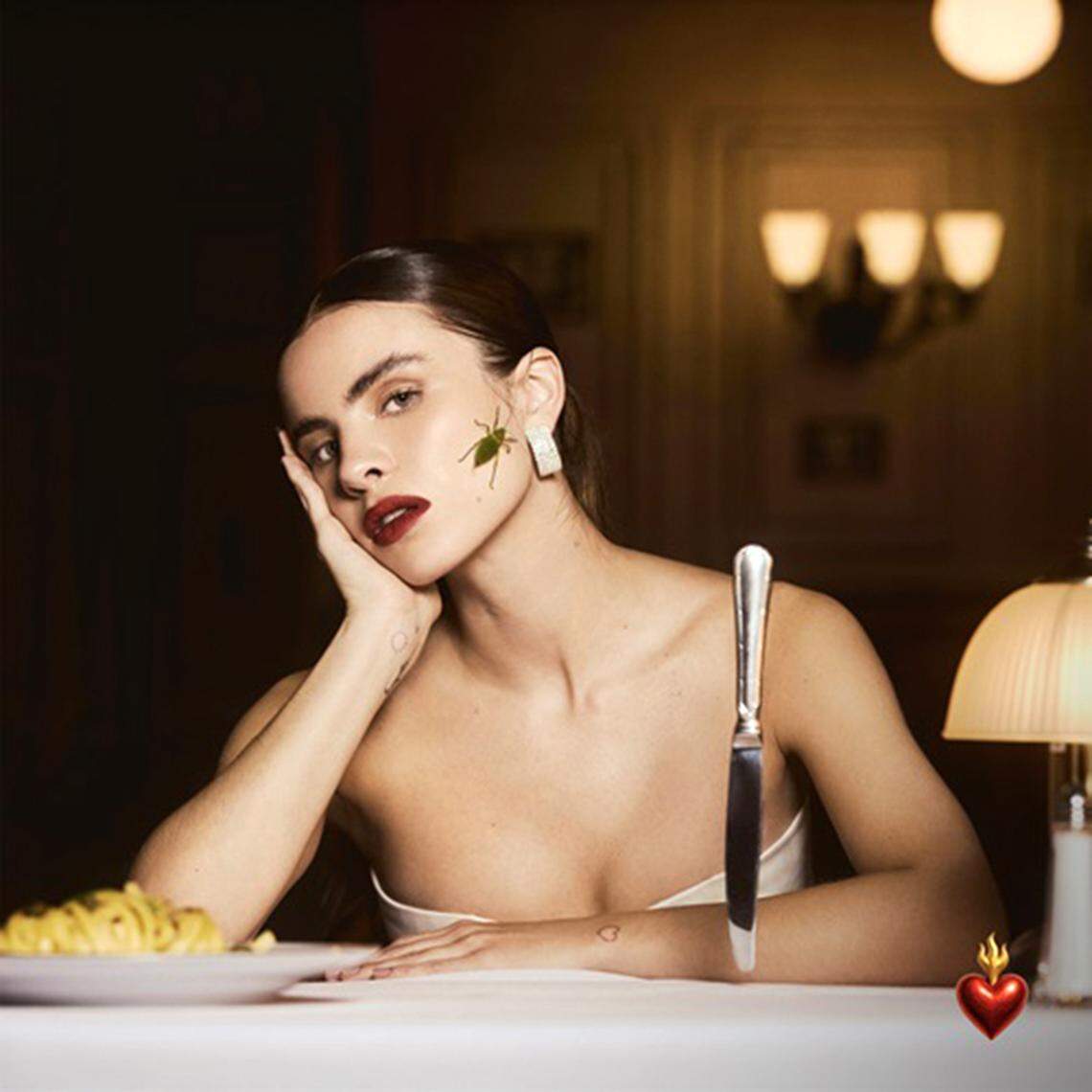 La multifacética artista brasileña GIULIA BE nos regala otro adelanto de su próximo álbum trilingüe homónimo. 