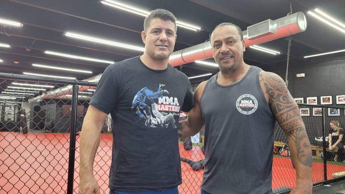 César Carneiro (der.) y Daniel Valverde son los profesores de MMA Masters en Hialeah donde entrena Colby Covington.