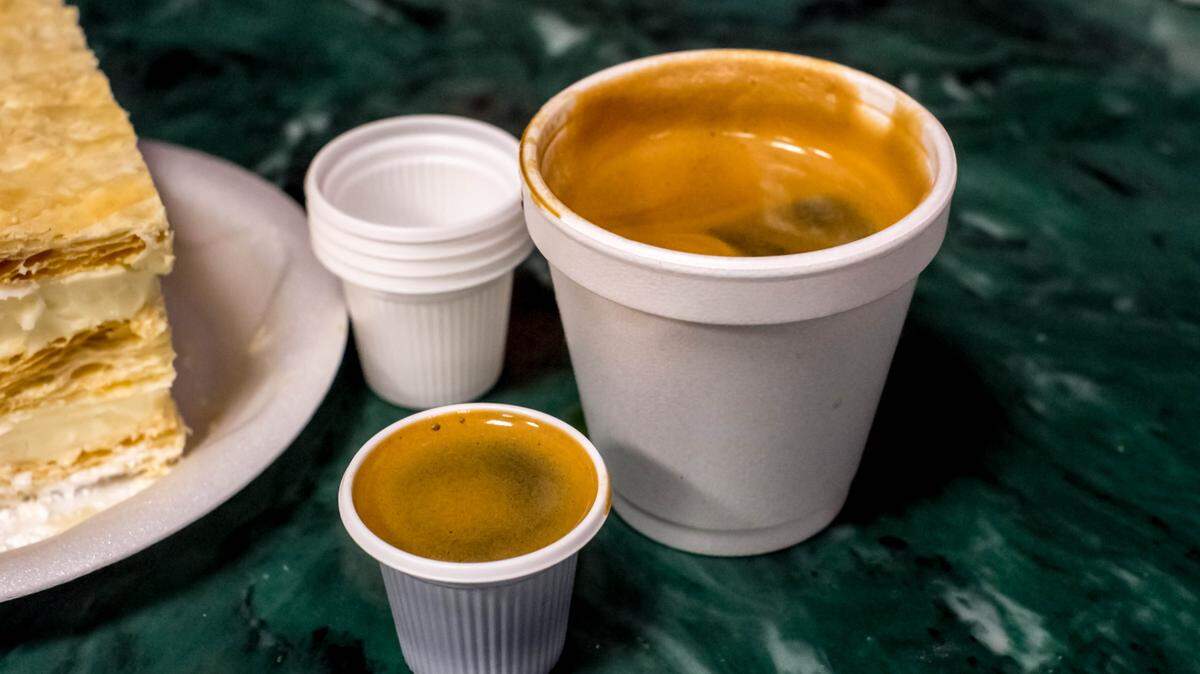 Colada cubana y vasos pequeños para compartir