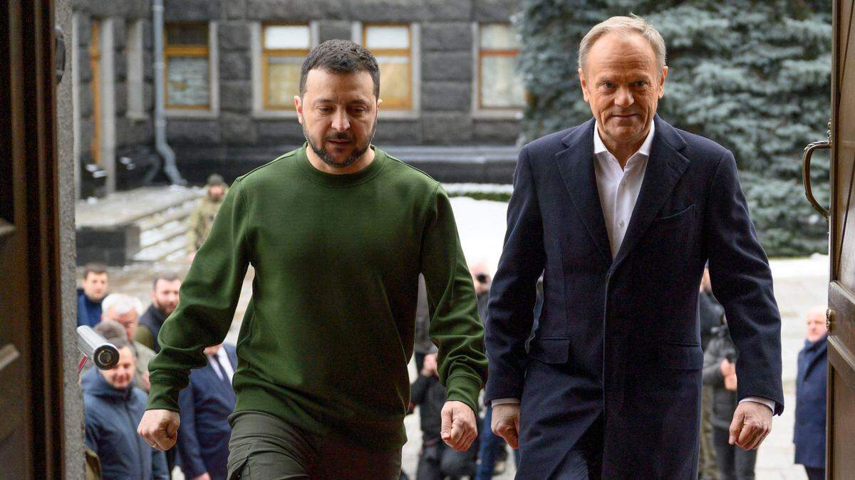 Foto distribuida por la presidencia de Ucrania que muestra al mandatario Volodymyr Zelenskyy (izq.) recibiendo al primer ministro de Polonia, Donald Tusk, en Kiev, el lunes 22 de enero de 2024.