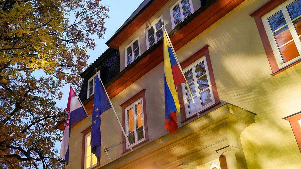 This photo taken on October 13, 2025 shows Venezuela's flag (R) at the Venezuelan Embassy in a building, which also houses the embassy of Croatia, in Oslo after Venezuela's Embassy was closed without further explanation. Norway's foreign ministry on October 13 said Venezuela had closed its embassy in Oslo, without giving a reason, days after opposition leader Maria Corina Machado was awarded the Nobel Peace Prize. (Photo by Fredrik Varfjell / NTB / AFP) / Norway OUT (Photo by FREDRIK VARFJELL/NTB/AFP via Getty Images)          