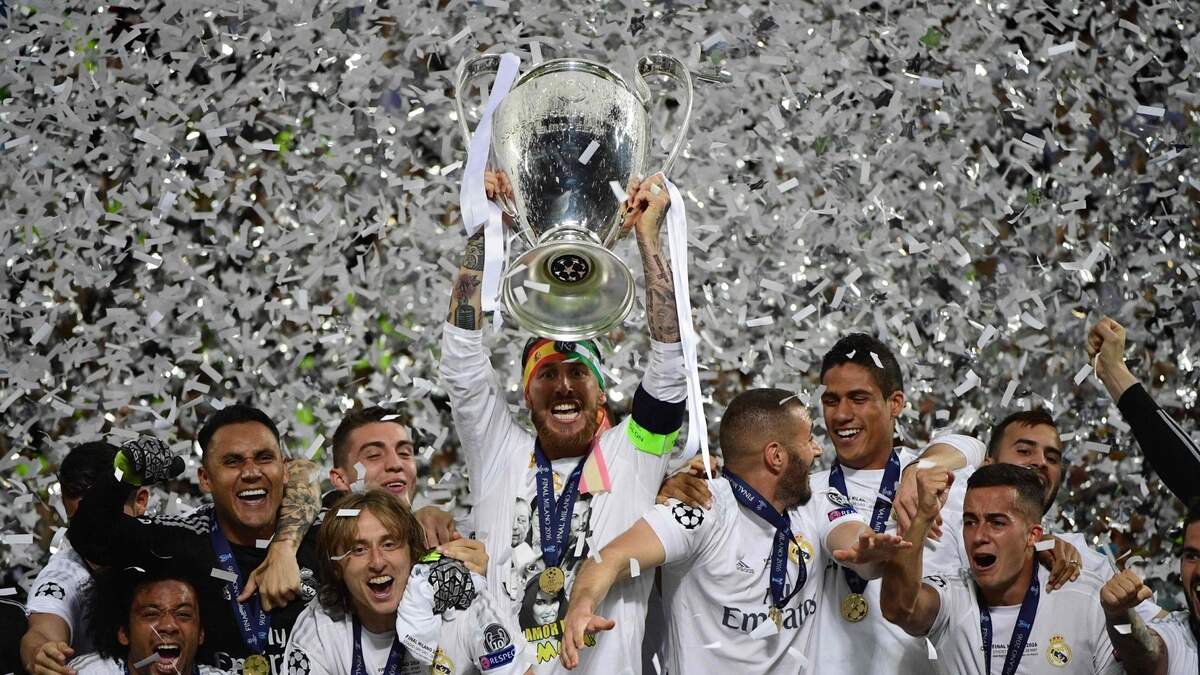 Los jugadores del Real Madrid celebran el triunfo en la final de la Liga de Campeones, el 28 de mayo de 2018 en el estadio San Siro en Milán, Italia.