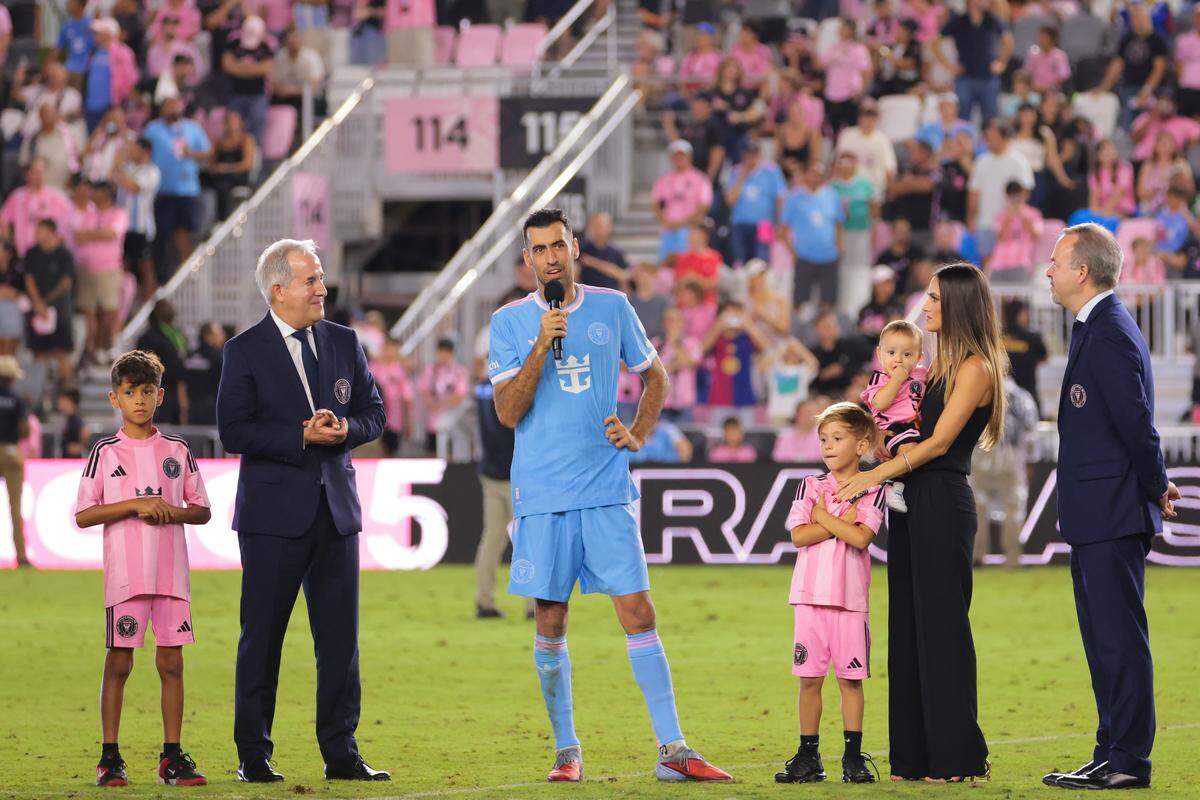 El mediocampista del Inter Miami Sergio Busquets habla en el homenaje tributado el sábado luego de anunciar su retiro del fútbol. Junto a él estuvieron su esposa, sus tres hijos y los propietarios del equipo Jorge (izq.) y José Mas.