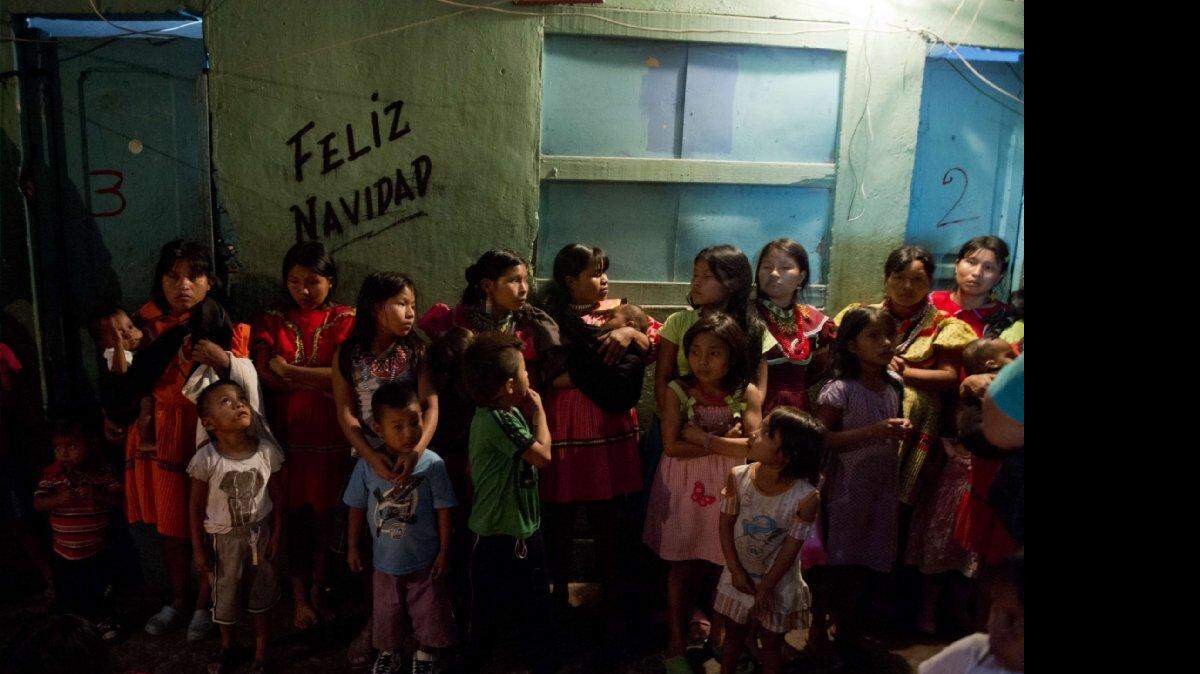 Indígenas colombianos de la etnia Embera Katio asisten a un funeral del bebé Eustesy, de 4 meses de edad, que murió por causas desconocidas, en Cali, Colombia, el 25 de enero de 2015. Alrededor de 200 indígenas Embera Katío, del municipio de Pueblo Rico, departamento de Risaralda, llegaron a la ciudad de Cali entre 2013 y 2014 huyendo del conflicto armado. Estas 42 familias de donde 123 son niños, viven en condiciones precarias de la pobreza y la salud en una casa en El Calvario, un barrio que está habitado por familias desplazadas, drogadictos y recicladores.