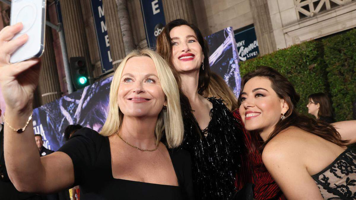 (De izquierda a derecha) Amy Poehler, Kathryn Hahn y Aubrey Plaza asisten al evento de lanzamiento de Agatha All Along de Marvel Television en El Capitan Theatre de Hollywood, California, el 16 de septiembre de 2024.