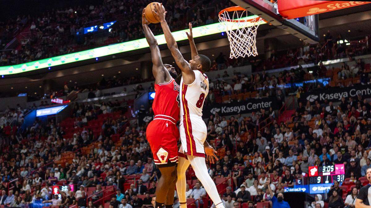 El delantero del Miami Heat Jamal Cain (8) bloquea al delantero de los Chicago Bulls Patrick Williams (44) durante la primera mitad de un partido de la NBA en el Kaseya Center en Miami, Florida, el jueves 14 de diciembre de 2023.