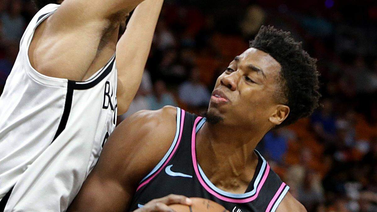 El centro del Heat Hassan Whiteside trata de entrar al aro ante la defensa de Jarret Allen, de los Nets, en el primer cuarto del partido celebrado el 20 de noviembre de 2018 en Miami.