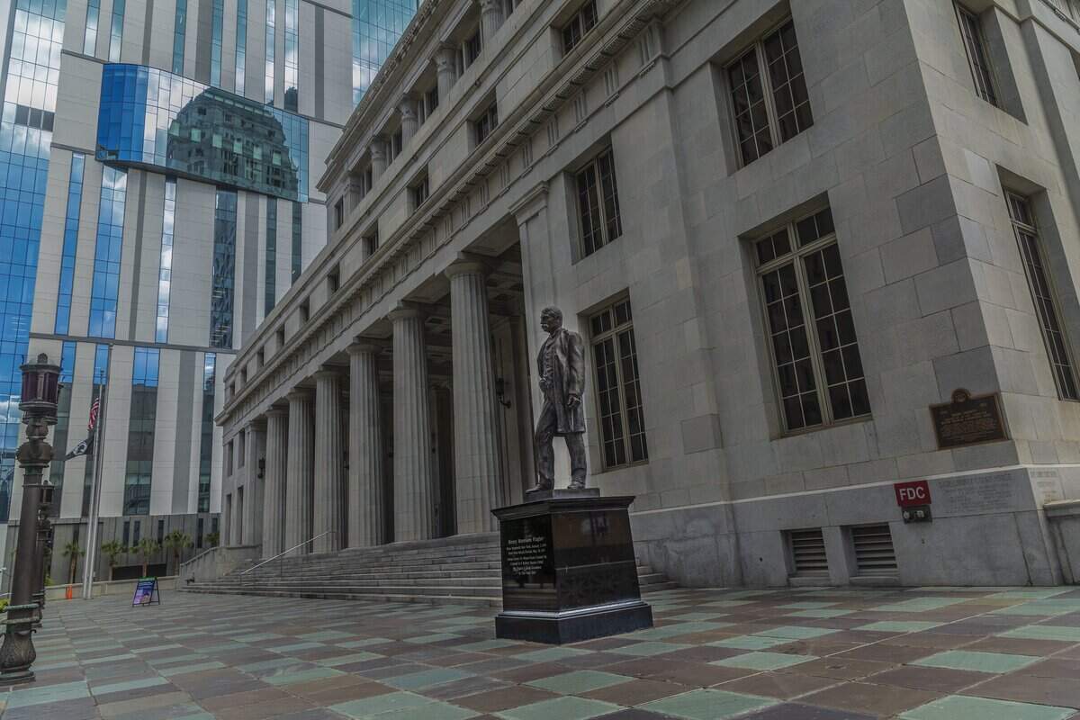 Una estatua del empresario Henry Flagler se alza frente al histórico Palacio de Justicia del Condado Miami-Dade, en la calle Flagler del centro de Miami, el martes 30 de junio de 2026. Casi 100 años después de su inauguración, el edificio sale a la venta en una subasta en internet.