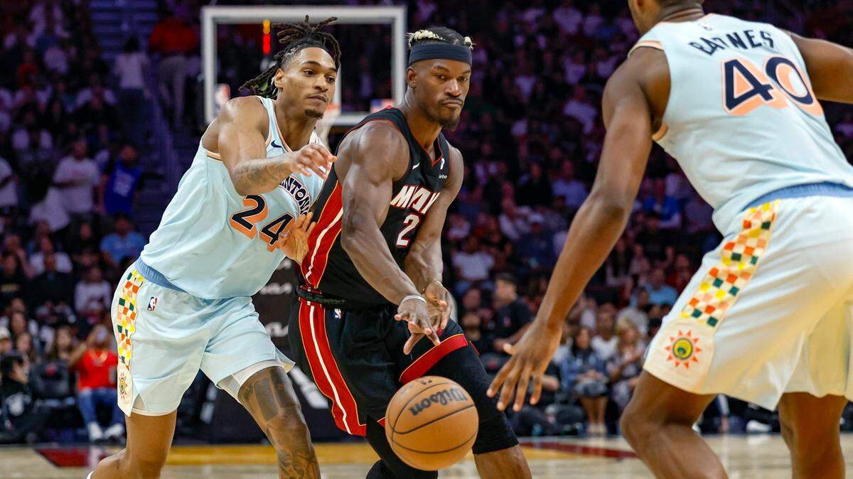 El jugador del Heat Jimmy Butler pasa la pelota ante la marca de Devin Vassell (24) y Harrison Barnes, de los Spurs de San Antonio, en el partido celebrado el 19 de enero de 2025 en Miami.