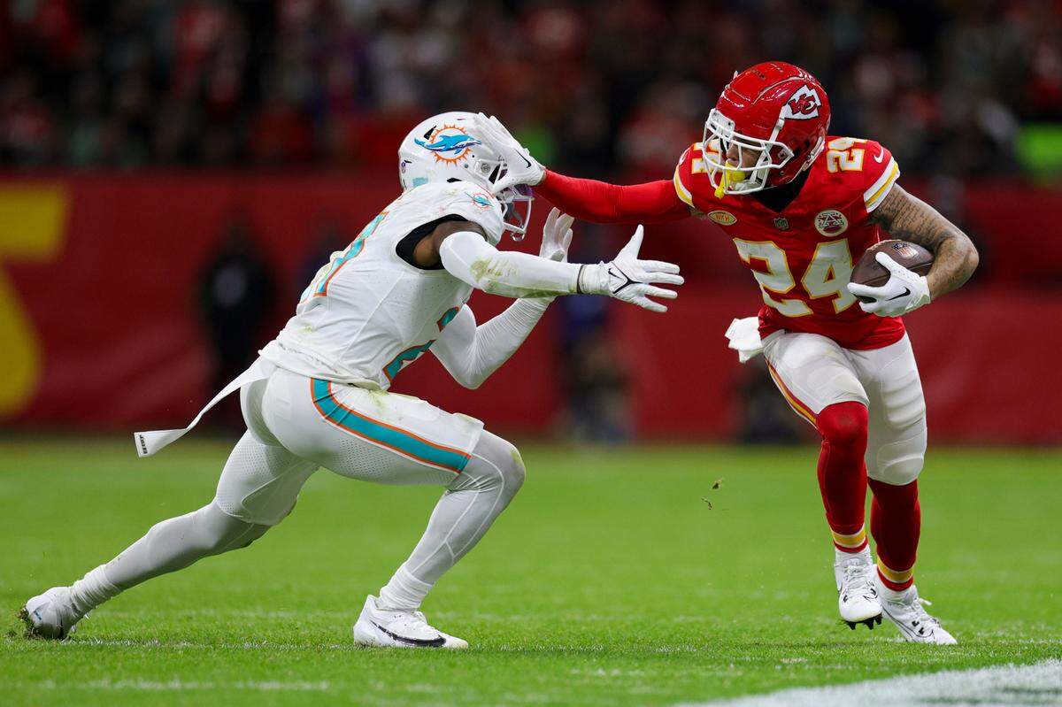 El wide receiver de los Chiefs de Kansas City Skyy Moore empuja al safety de los Dolphins de Miami DeShon Elliott, en el partido celebrado el 5 de noviembre de 2023 en Frankfurt, Alemania. 