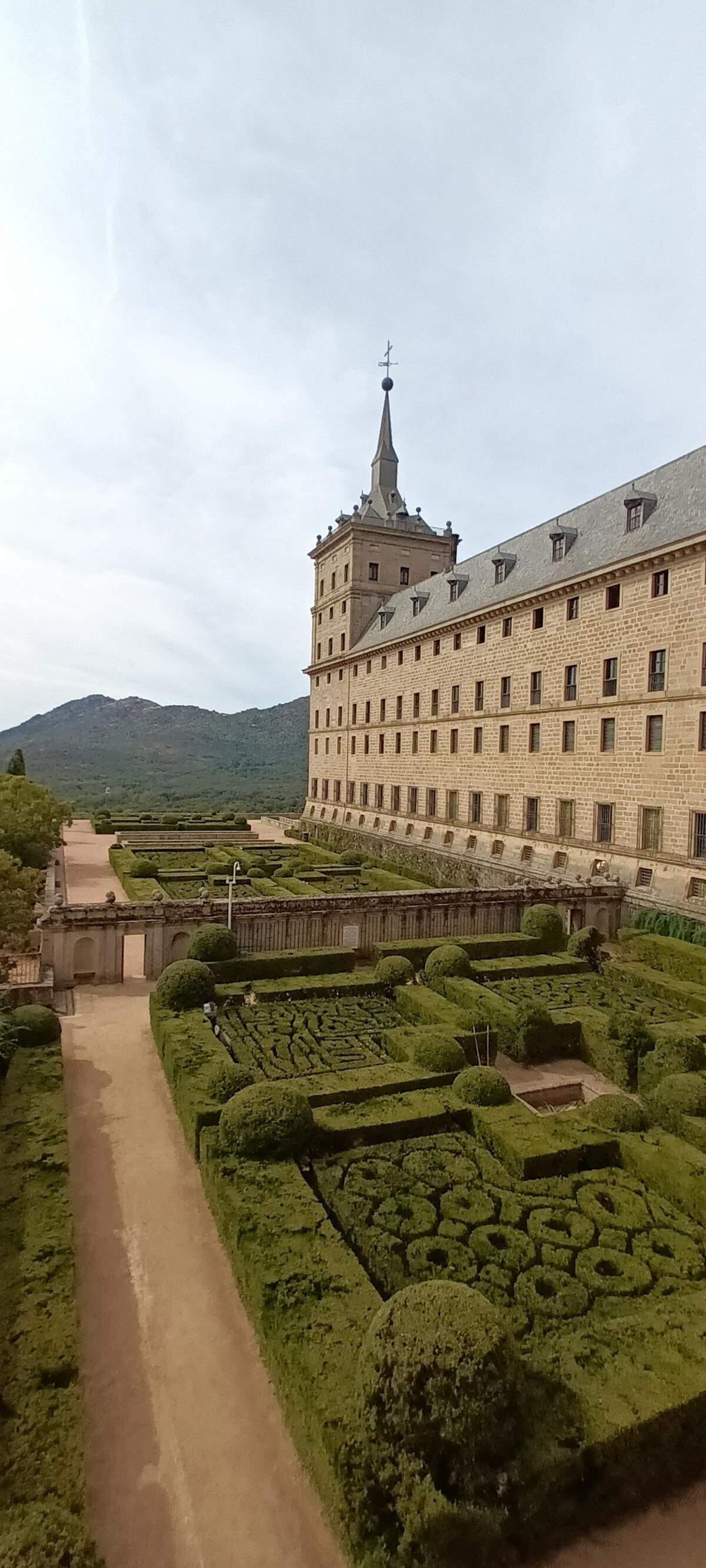 Imagen exterior de parte del Monasterio donde se aprecian los jardines