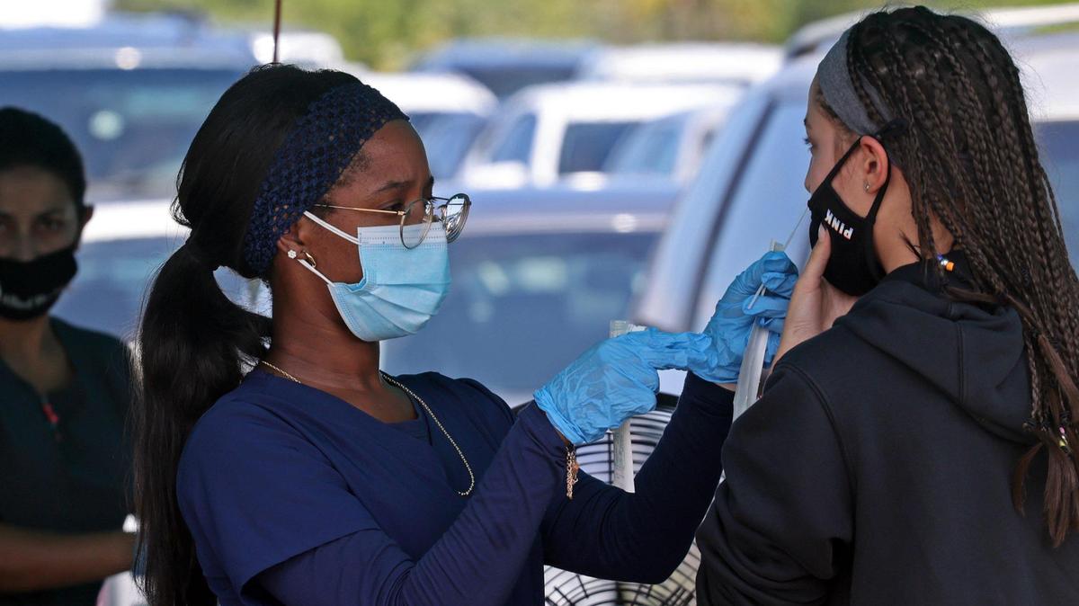 Automovilistas se alinean para la prueba rápida de antígenos y hisopos nasales de PCR por parte de un personal médico privado en Amelia Earhart Park en Hialeah, Florida, mientras el estado se convierte en el epicentro del aumento de COVID-19 el jueves 5 de agosto de 2021.