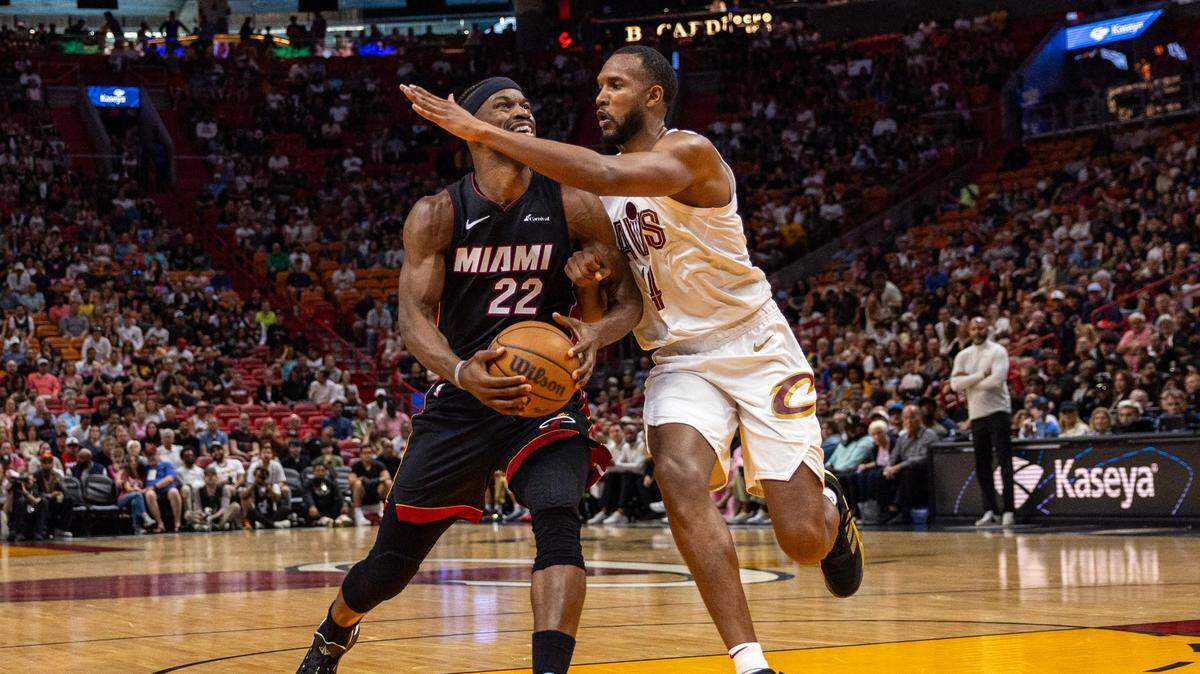 El jugador del Heat Jimmy Butler (izq.) conduce el balón ante la marca de Evan Mobley, de los Cavaliers de Cleveland, en el partido celebrado el 24 de marzo de 2024 en Miami.