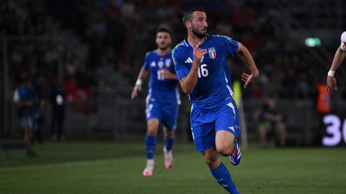 El jugador de Italia Bryan Cristante conduce la pelota en un partido amistoso ante Turquía, celebrado el 4 de junio de 2024 en Bologna, Italia.