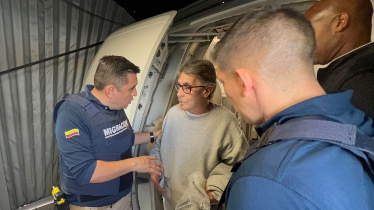 Fabio Ochoa Vásquez, uno de los fundadores del Cartel de Medellín y exsocio de Pablo Escobar, fue deportado este lunes a Colombia tras cumplir una condena de más de dos décadas de prisión en Estados Unidos.