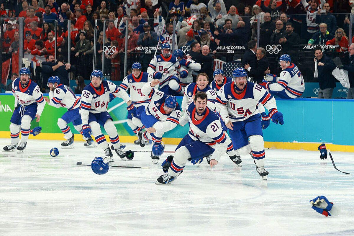 En el regreso de las estrellas de la NHL al torneo olímpico después de doce años de ausencia, el equipo de Estados Unidos superó 2-1 a su vecino Canadá en la prórroga, consiguió así su tercer oro en esta prueba y el primero desde el memorable “milagro en el hielo” de 1980 contra los soviéticos.