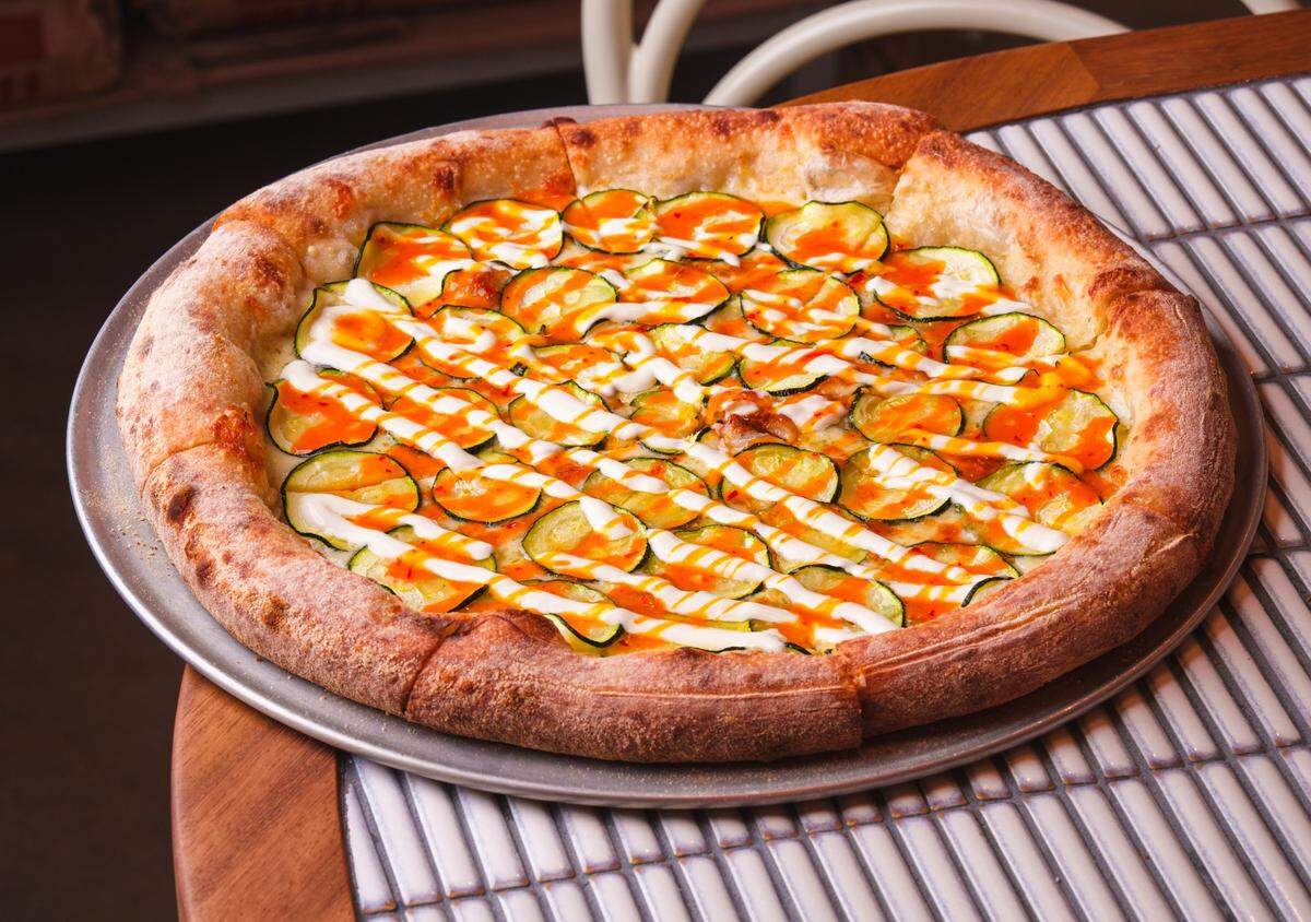 Una pizza de calabacín en Bar Bucce, con mozzarella, chile calabrés, caprino, mermelada de huevo y sin salsa.